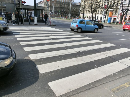 Vergleich Verkehrsrechtsschutzversicherung Zebrastreifen in einer Stadt