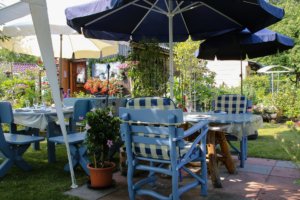 Bild_Mietausfallversicherung Garten Stühle