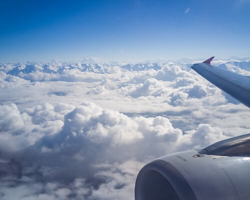 Schadensfall Reiserücktrittversicherung Flugzeugfenster
