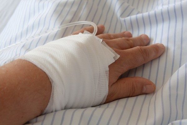 Bild_krankenzusatzversicherungwechseln hand zugang verband