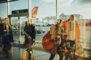 Warum Reisekrankenversicherung flugzeug flügel wolken sonne