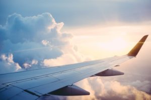 Was ist versichert in der Reisekrankenversicherung flugzeug flügel wolken sonne