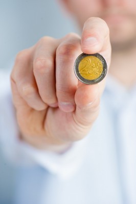 Abschluss Sterbegeldversicherungkosten münze euro hand
