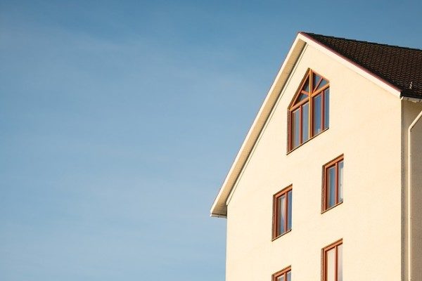 Bild_wohngebäudeversicherung gelbes haus himmel