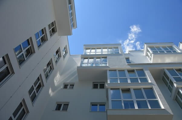 Bild_wohngebäudeversicherungkosten gebäude hell fenster